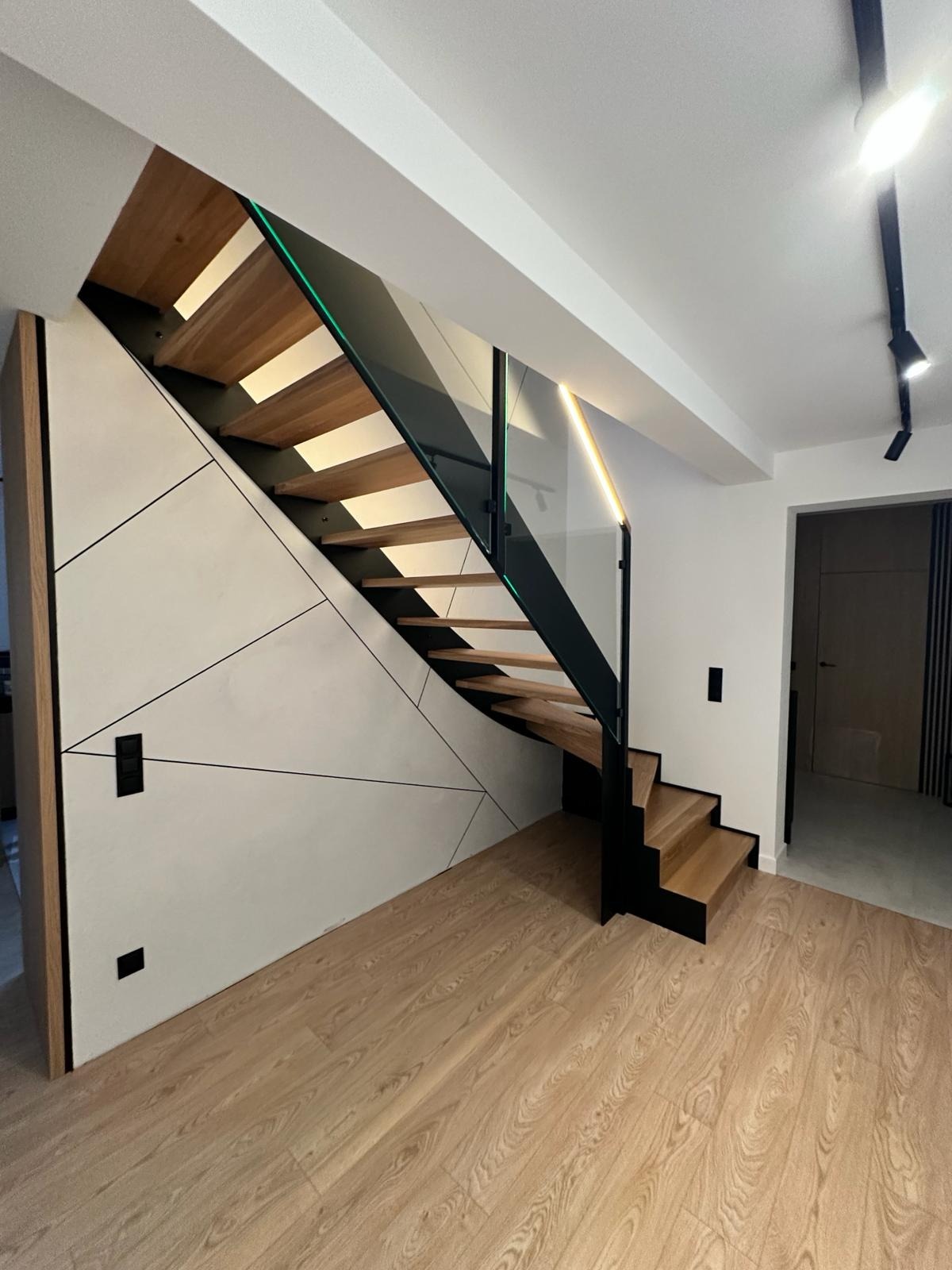 Schody dębowe na konstrukcji metalowej