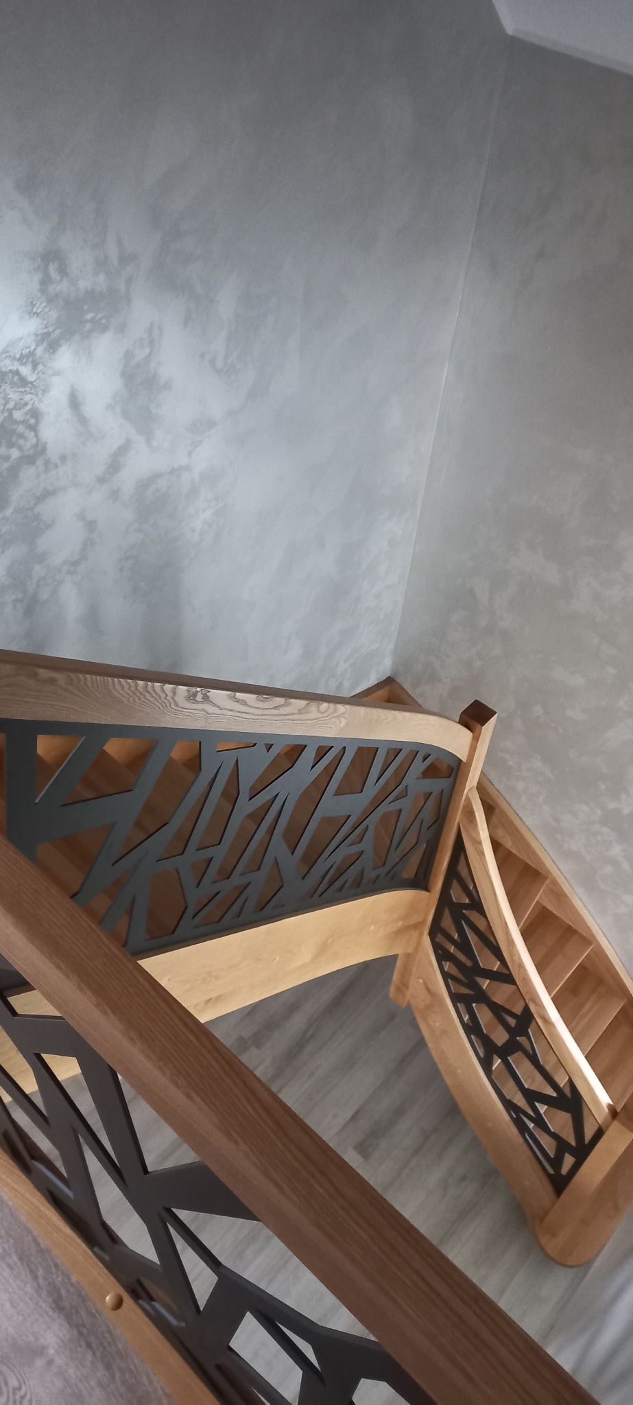 Schody samonośne jesionowe