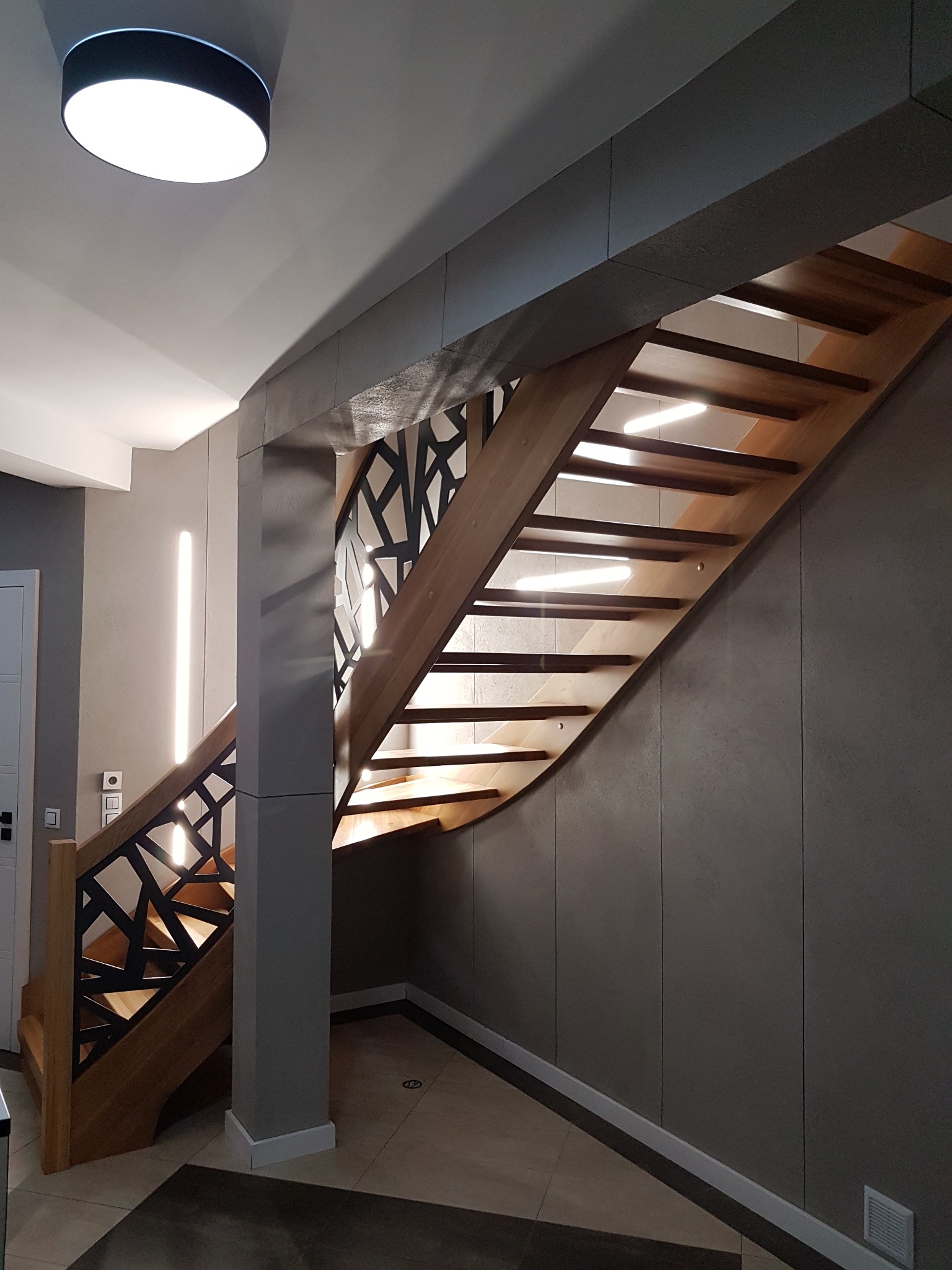 Schody dębowe samonośne