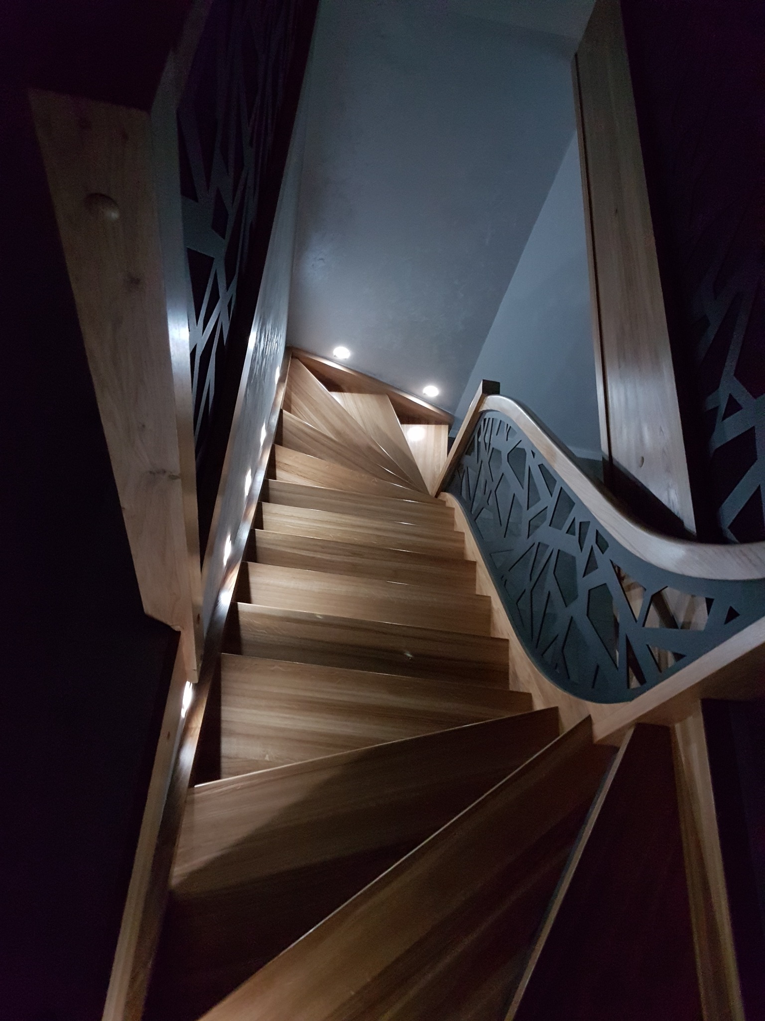 Schody dębowe samonośne z balustradą z metalu