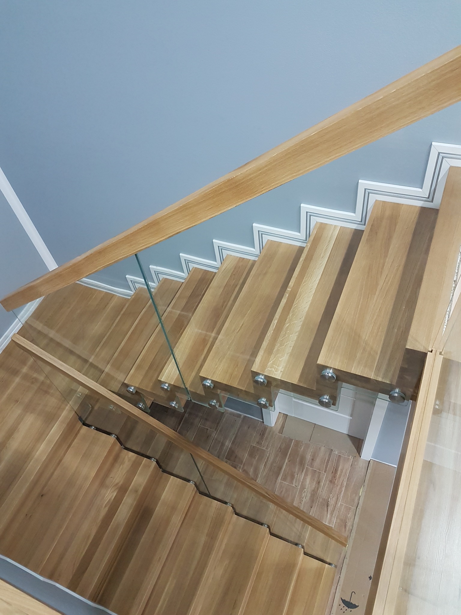 Schody dywanowe dębowe z podświetleniem LED i szklaną balustradą