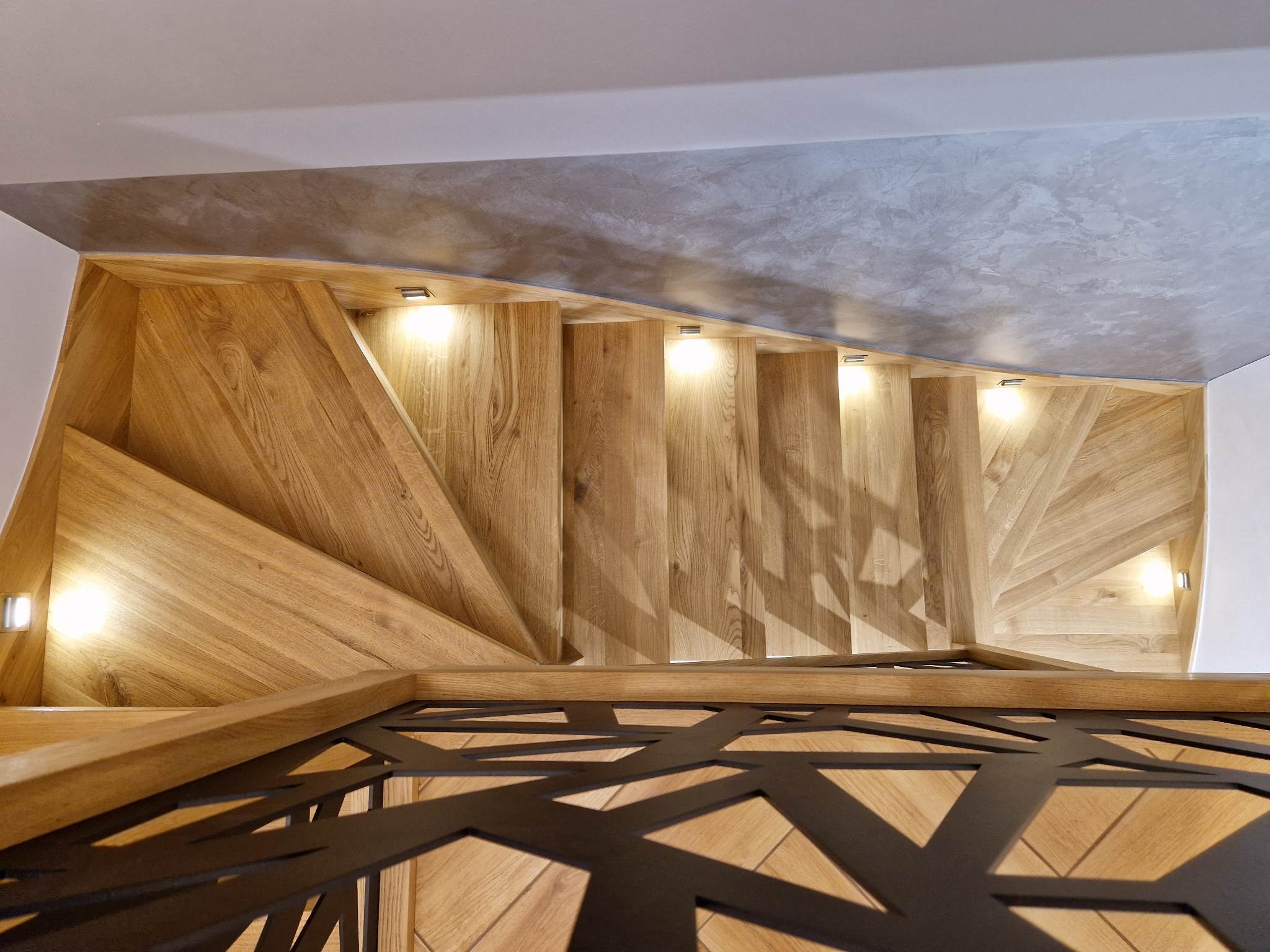 Schody dębowe na beton z balustradą z metalowym wypełnieniem