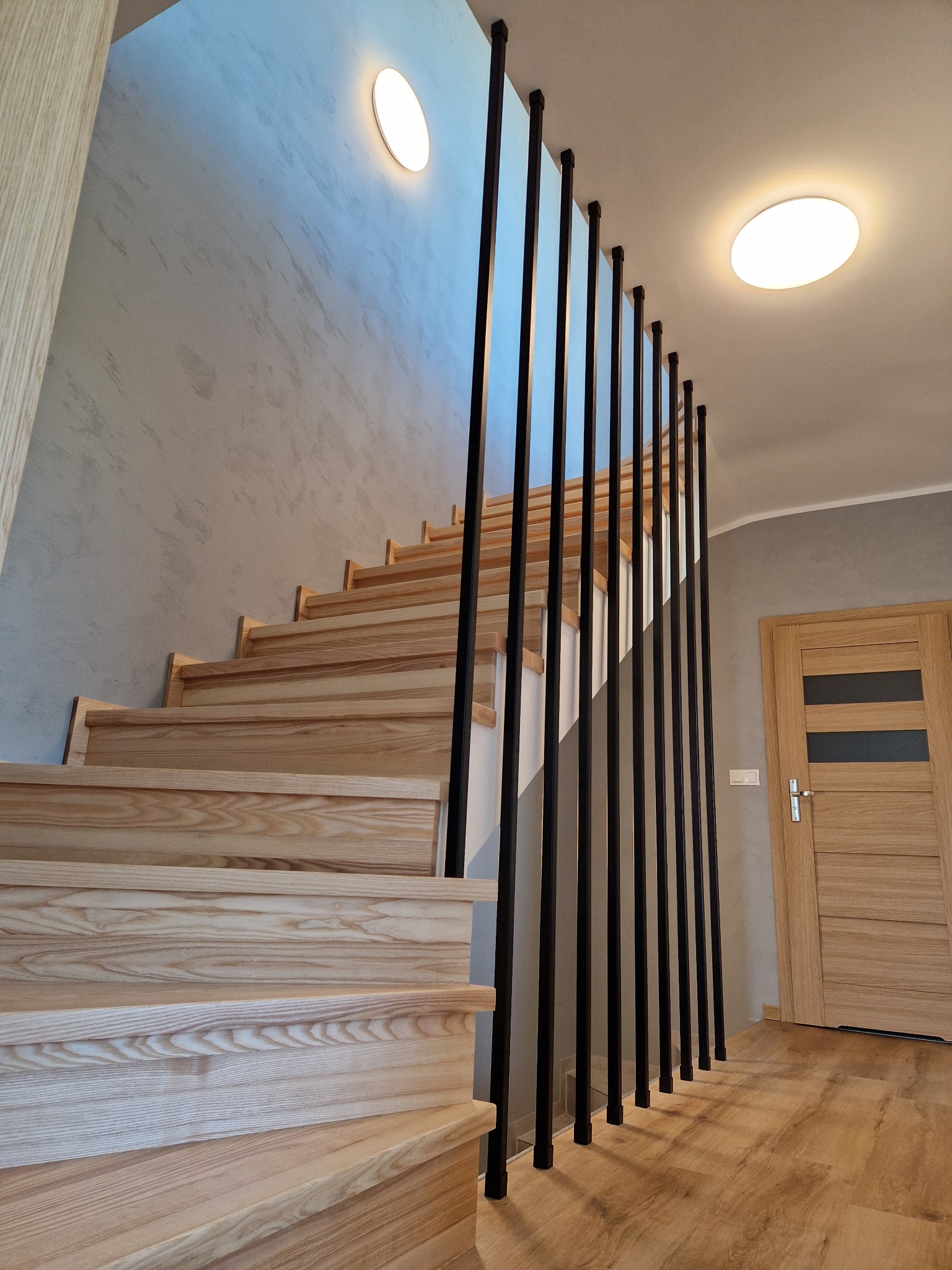 Schody jesionowe z balustradą typu harfa