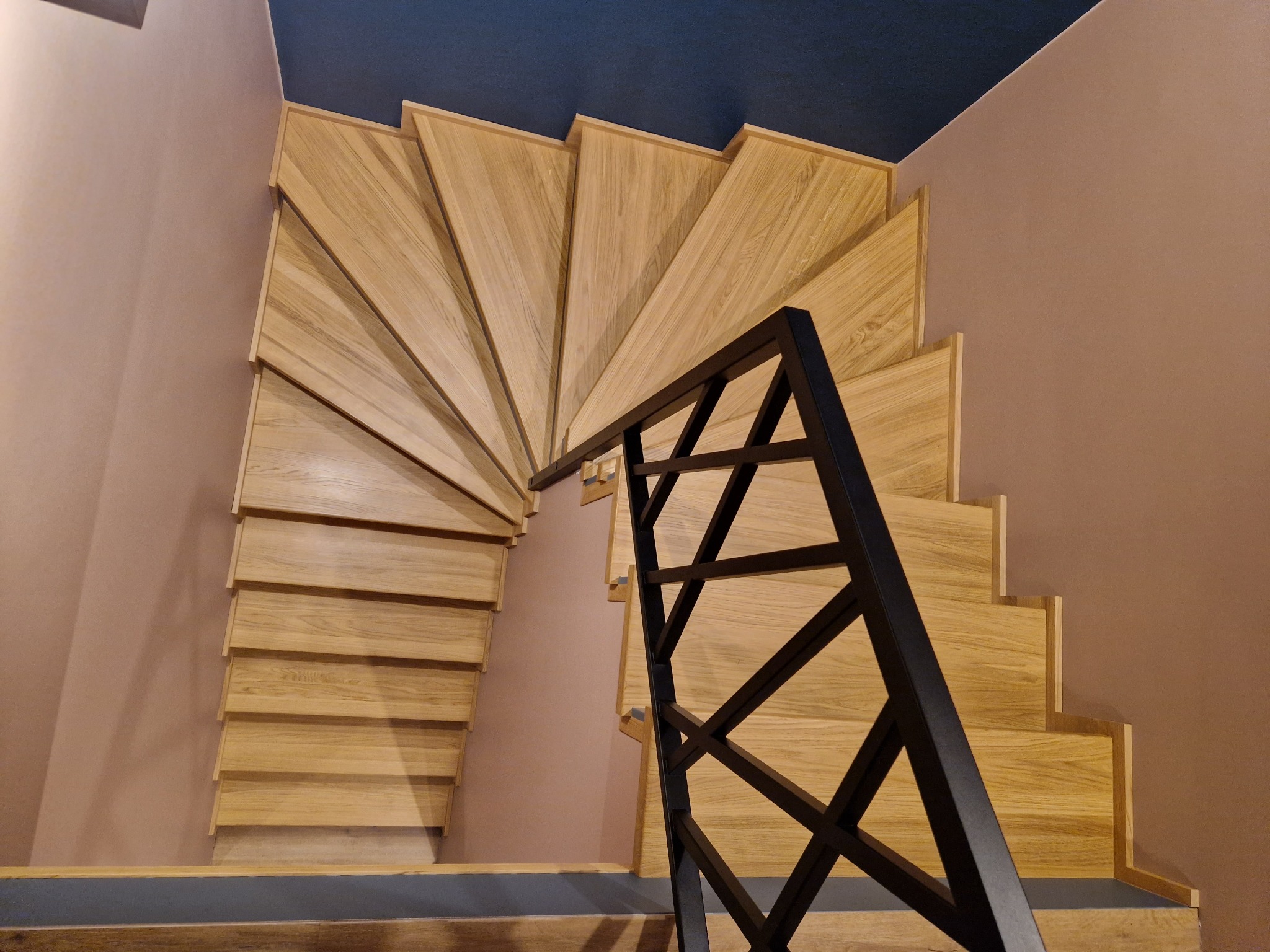 Schody dębowe na beton z balustrada z metalowych profili