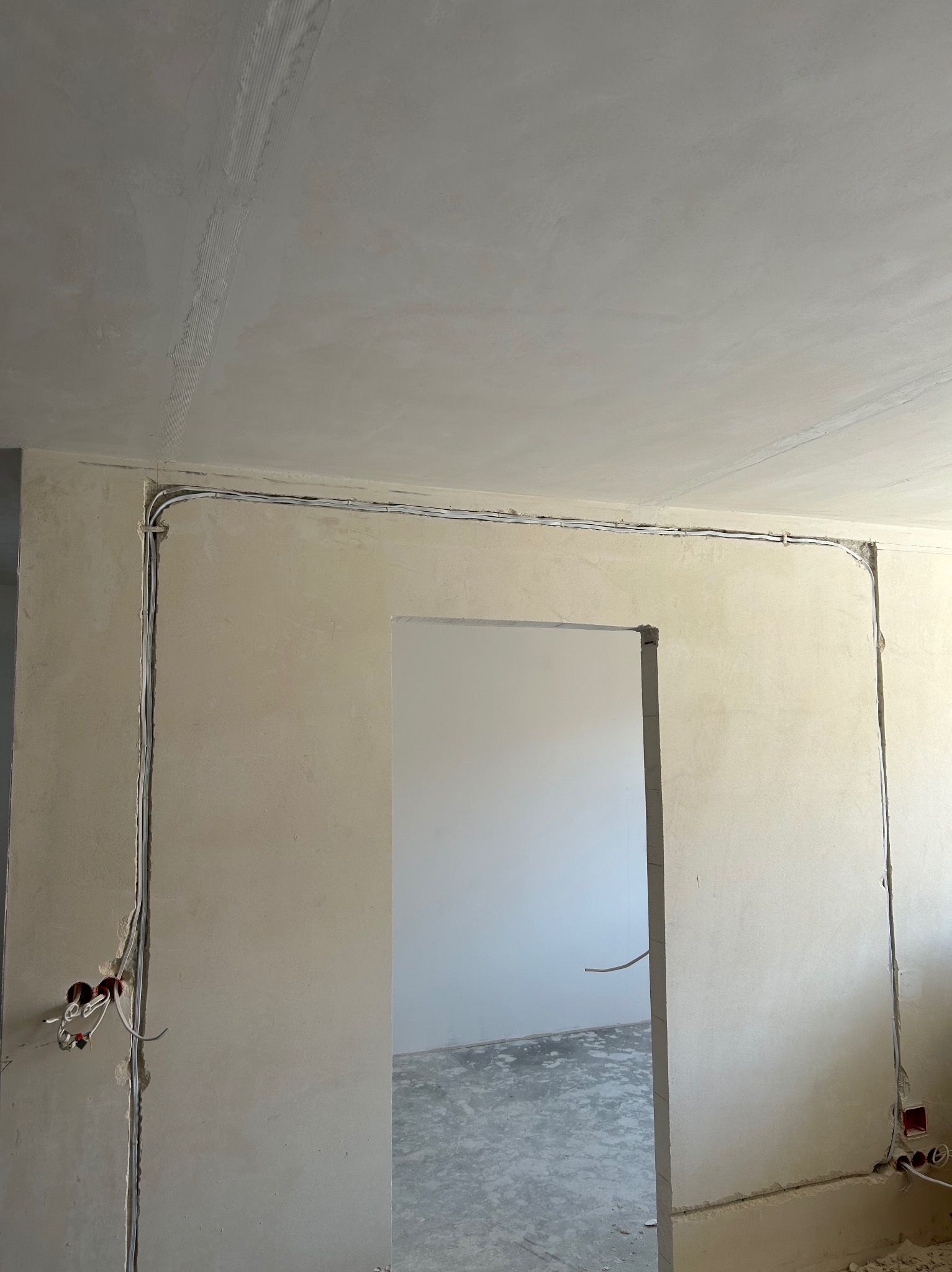 Drobne prace elektryczne oraz hydrauliczne oraz przeniesienie otworu drzwiowego w inne miejsce.