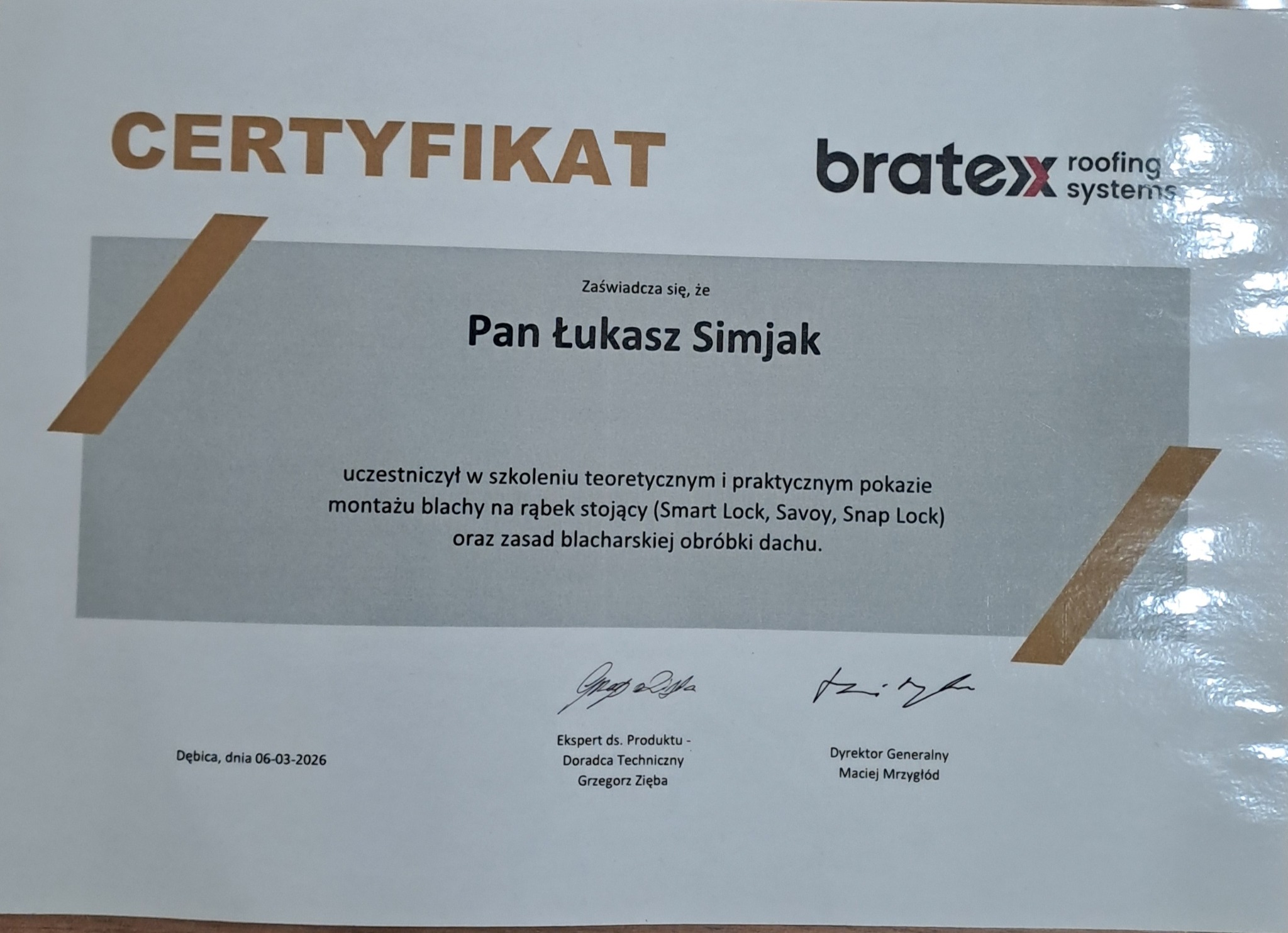 Certyfikat firmy Bratex Roofing Systems dla Pana Łukasza Simjaka za udział w szkoleniu z montażu blachy na rąbek stojący i obróbki blacharskiej dachu.