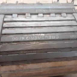 Metalowa konstrukcja z napisem CREUSABRO 4800, spawana z wielu elementów, widoczne ślady po spawaniu i obróbce, w tle warsztat.