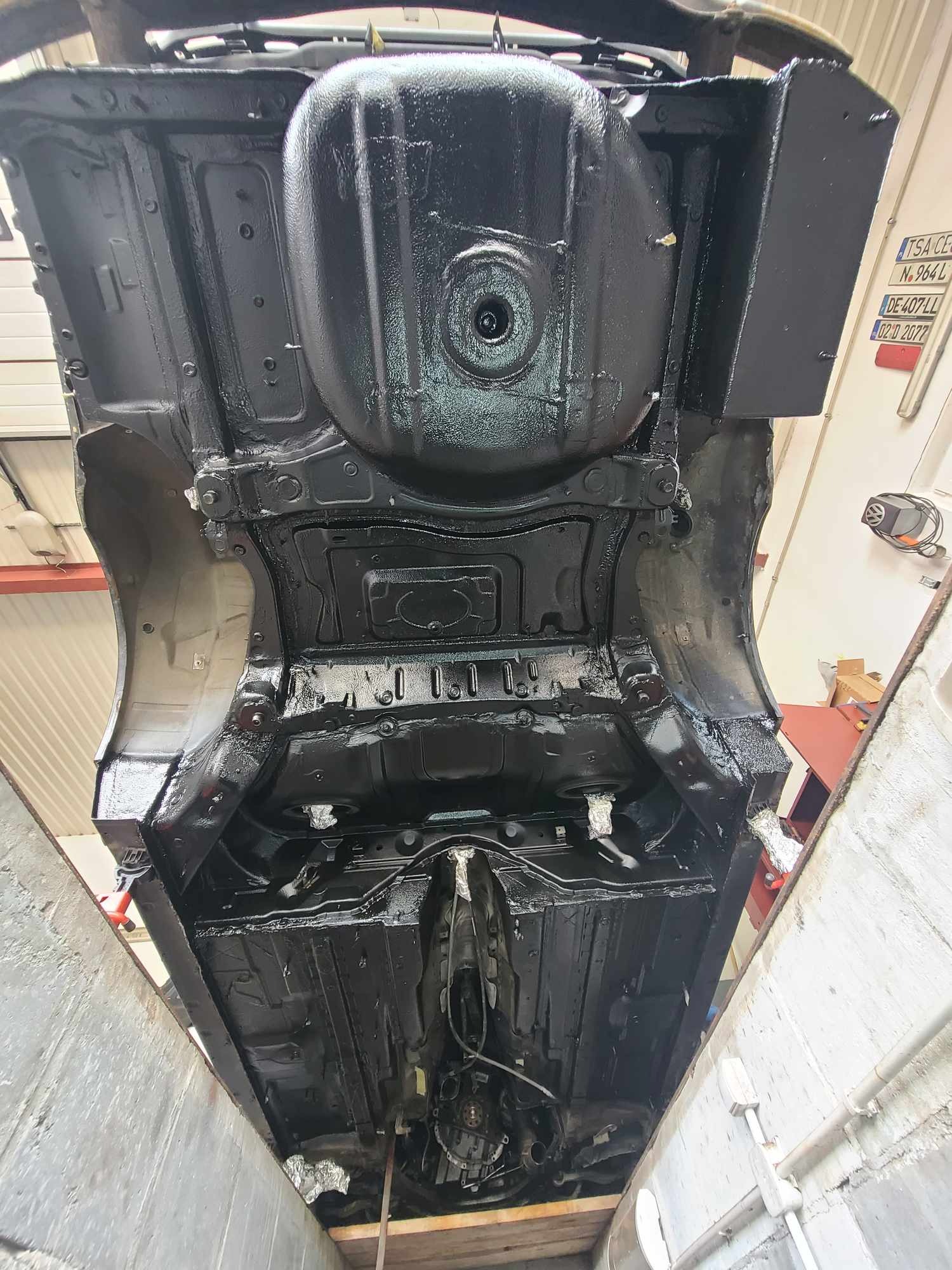 Naniesienie powłoki antykorozyjnej, w tym przypadku wosku do podwozi