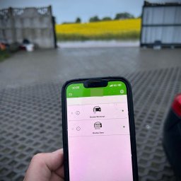 📱 Zawsze wiesz, co się dzieje!
Sprawdź status bramy w aplikacji w każdej chwili – czy jest otwarta, zamknięta, czy czeka na zamknięcie. Pełna kontrola i bezpieczeństwo na wyciągnięcie ręki.