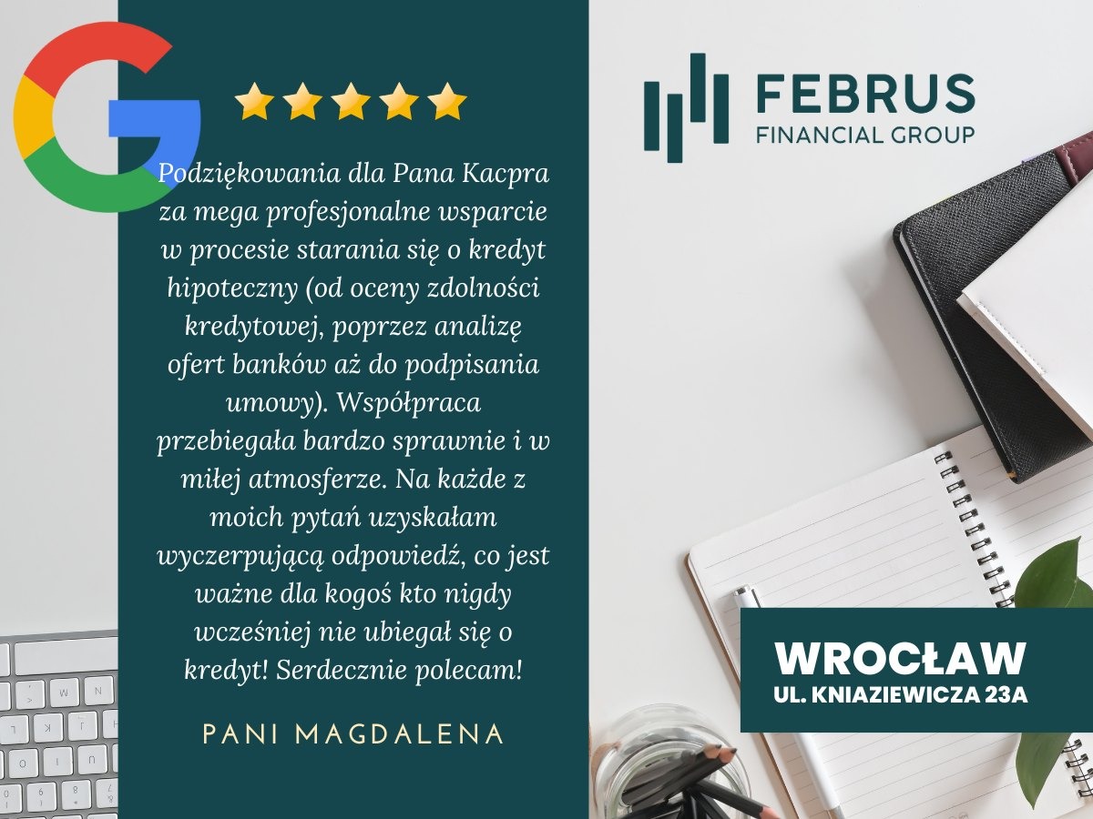 Referencje klienta z pięcioma gwiazdkami i logo Google, dziękujące za profesjonalne wsparcie w procesie uzyskania kredytu hipotecznego, na tle biurka z notatnikiem, ołówkami i klawiaturą.