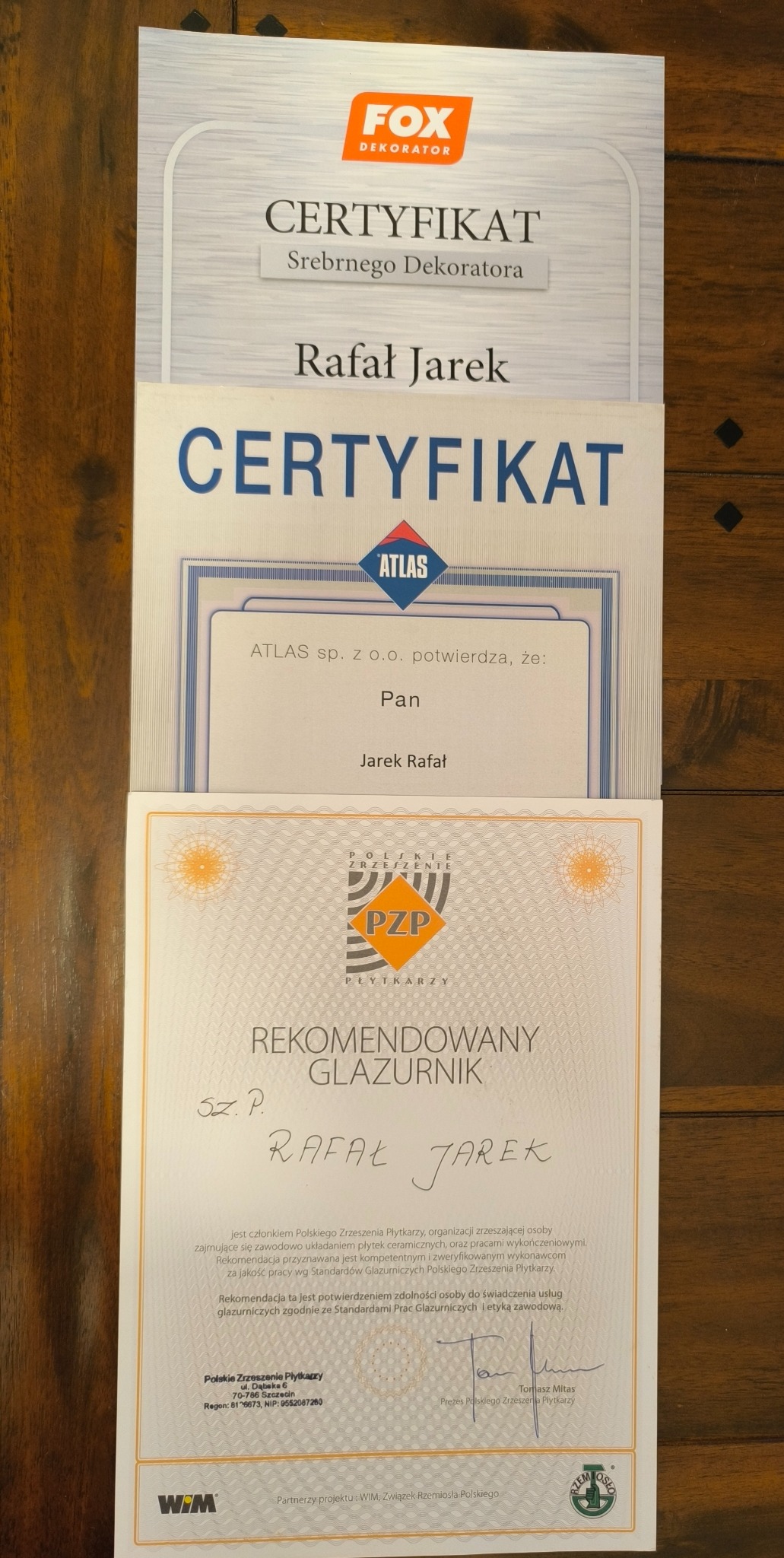 Trzy certyfikaty glazurnika Rafała Jarka, w tym certyfikat Srebrnego Dekoratora od FOX Dekorator, certyfikat od ATLAS sp. z o.o. oraz rekomendacja Polskiego Zrzeszenia Płytkarzy.