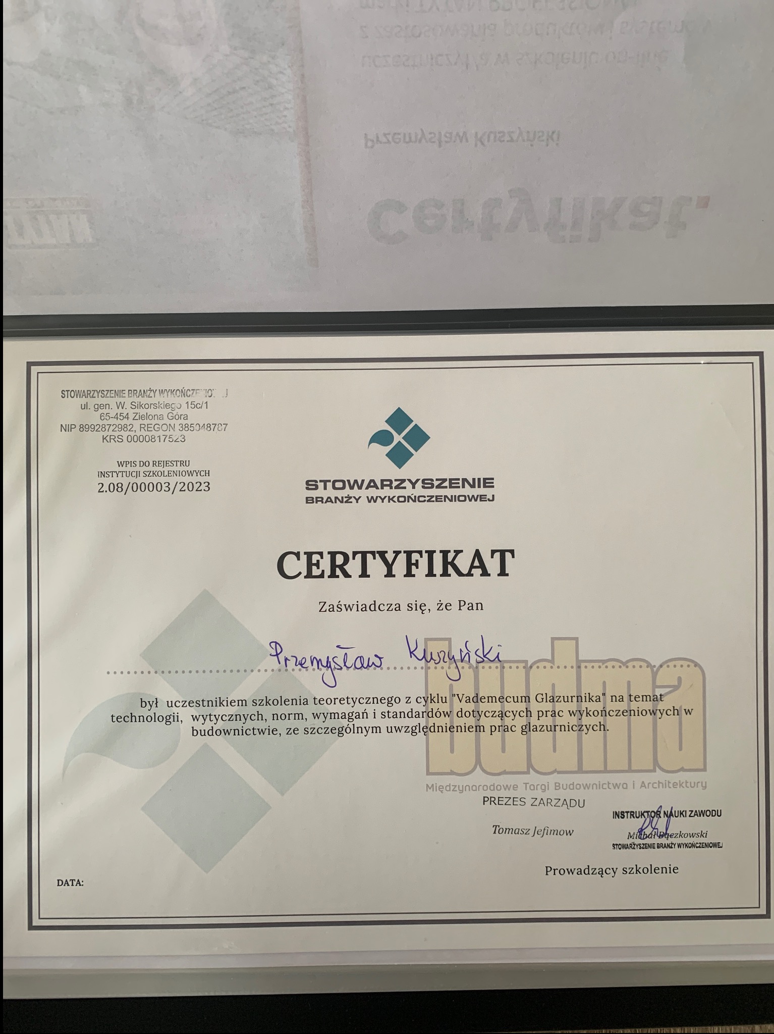 Certyfikat ukończenia szkolenia teoretycznego 'Vademecum Glazurnika' dla Pana Przemysława Kurzyńskiego, wydany przez Stowarzyszenie Branży Wykończeniowej.