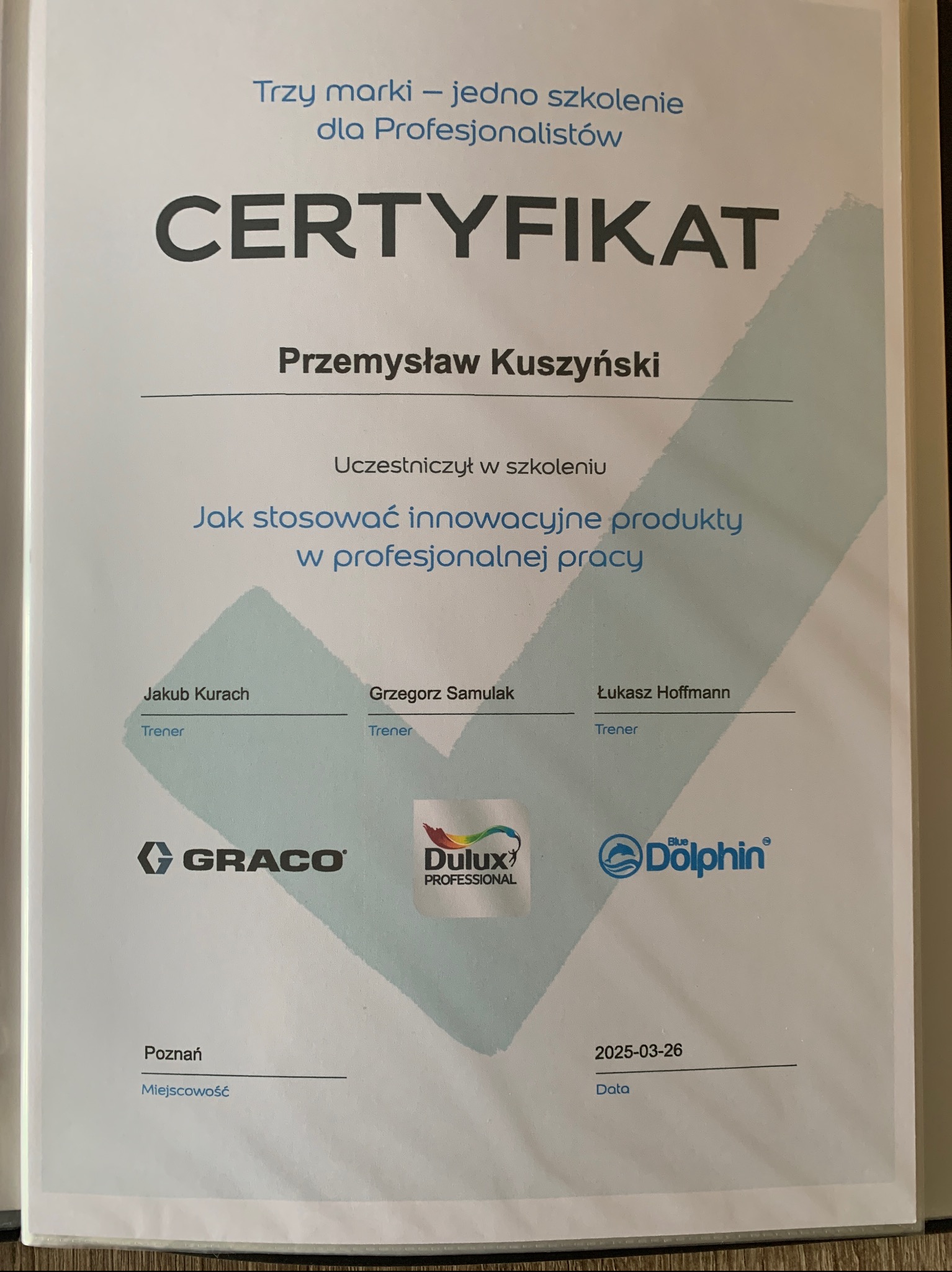 Certyfikat ukończenia szkolenia z innowacyjnych produktów dla profesjonalistów, wystawiony dla Przemysława Kuszyńskiego, z logo Graco, Dulux Professional i Blue Dolphin.