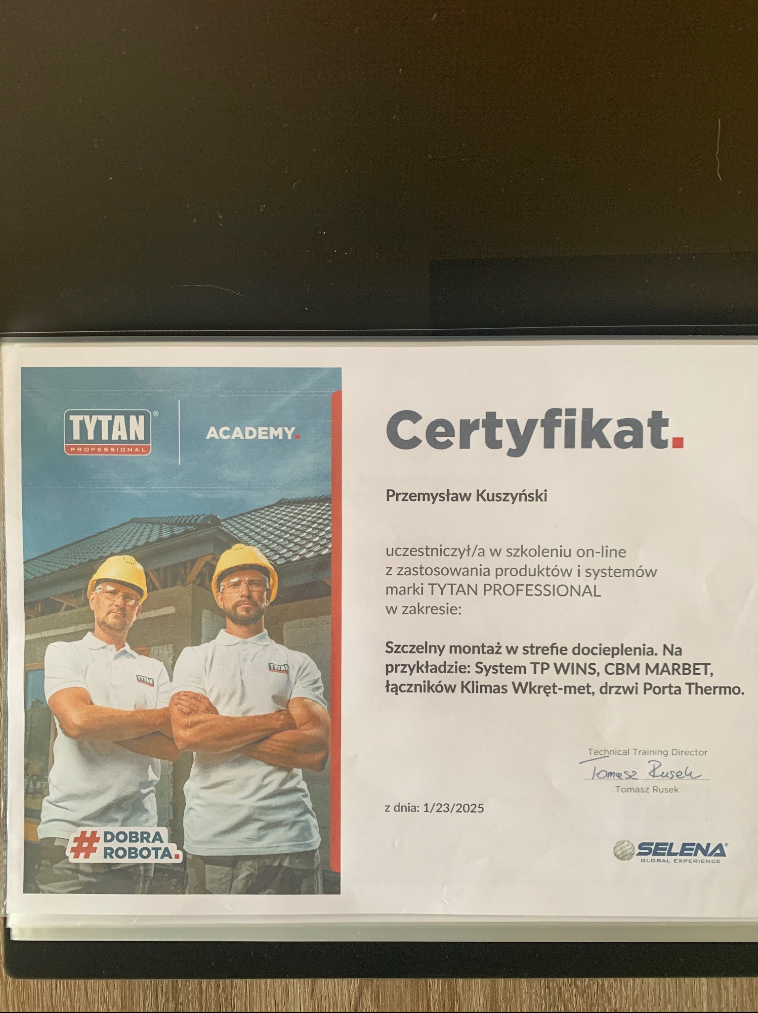 Certyfikat Przemysława Kuszyńskiego za szkolenie Tytan Professional z montażu w strefie docieplenia, z datą 23.01.2025, podpisany przez Tomasza Ruska.