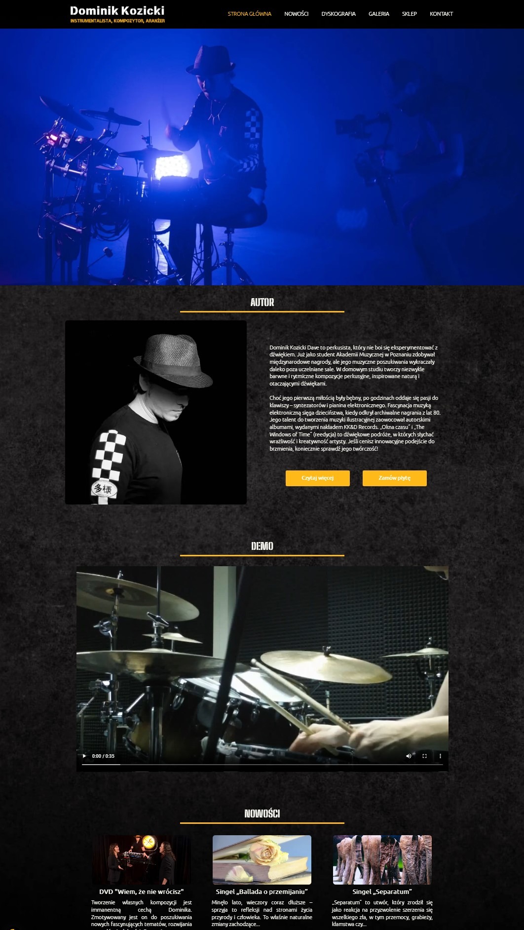 Fragment strony internetowej artysty muzyka Dominika Kozickiego, przedstawiający go grającego na perkusji na scenie w niebieskim oświetleniu.