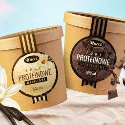 IYO CREATIVE SPÓŁKA Z OGRANICZONĄ ODPOWIEDZIALNOŚCIĄ - Dwa kartonowe pojemniki z lodami proteinowymi Mucci, waniliowe i czekoladowe, na piaszczystym tle z rozrzuconymi kawałkami czekolady i kwiatem wanilii.