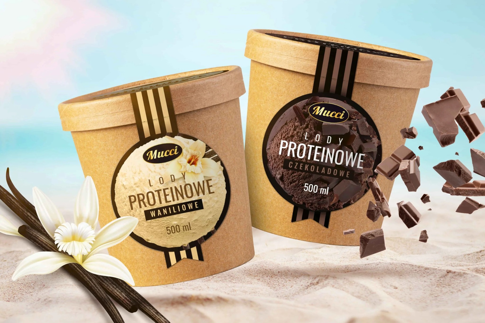 Dwa kartonowe pojemniki z lodami proteinowymi Mucci, waniliowe i czekoladowe, na piaszczystym tle z rozrzuconymi kawałkami czekolady i kwiatem wanilii.