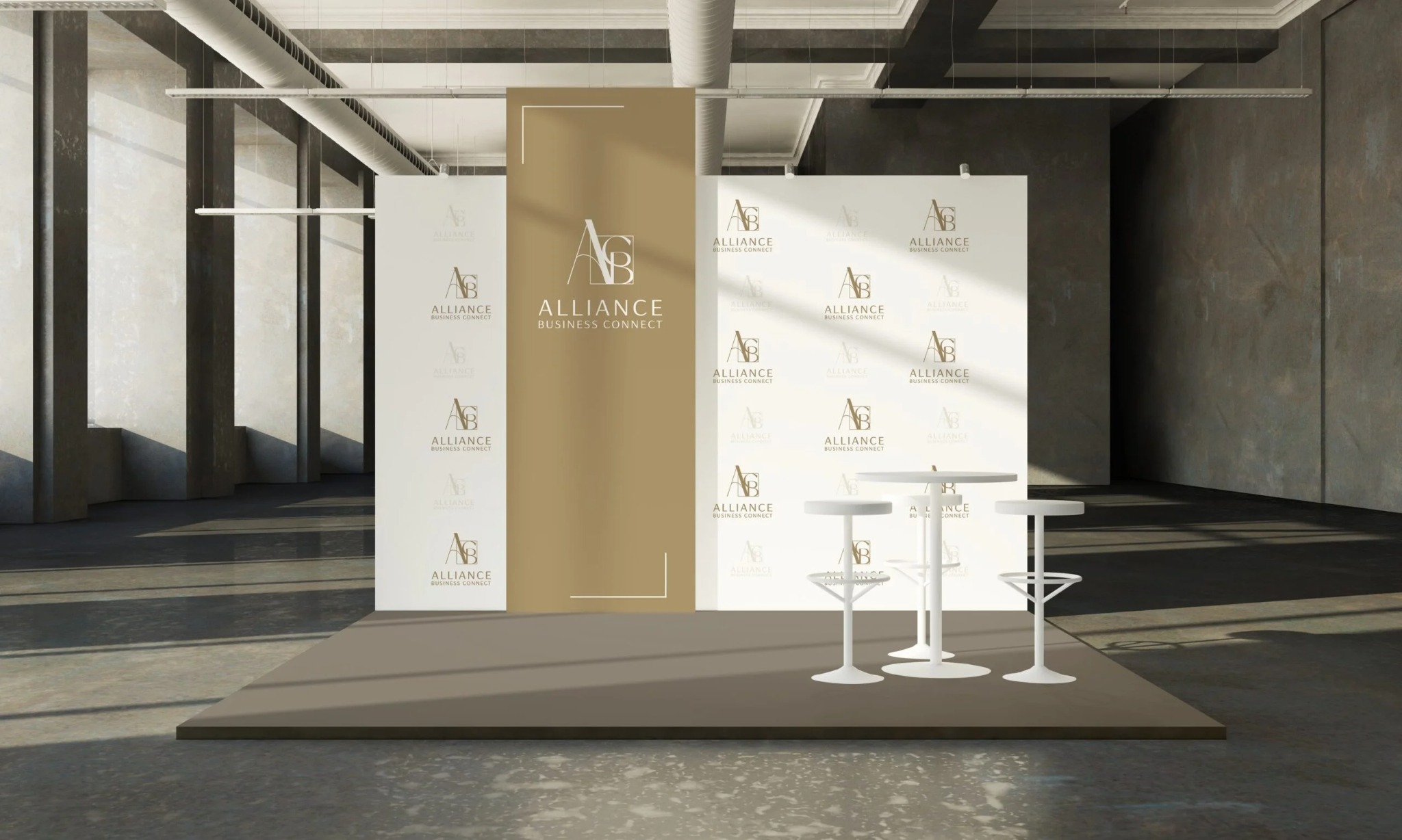 Aranżacja stoiska targowego z logo firmy 'Alliance Business Connect' na białych i złotych panelach, minimalistyczne białe stoliki barowe z krzesłami na podwyższeniu, industrialne wnętrze.