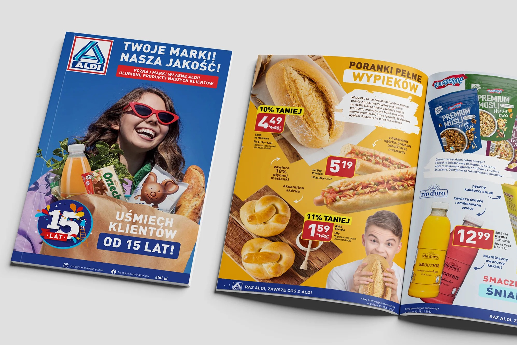 Rozkładówka reklamowa sieci Aldi z uśmiechniętą kobietą w okularach słonecznych trzymającą torbę z produktami spożywczymi oraz ofertami promocyjnymi na pieczywo, musli i smoothie.