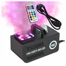 Czarna wytwornica dymu Fog Verti 400 LED z pilotem, generująca różowy dym, widoczna w zbliżeniu na białym tle.