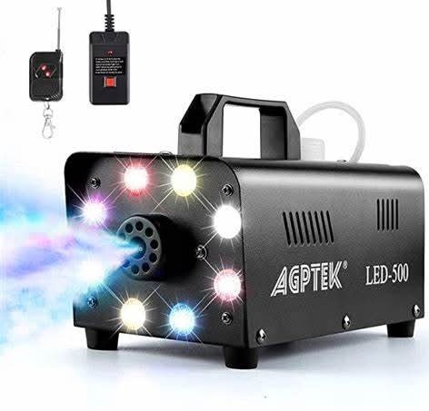 Czarna wytwornica dymu AGPTEK LED-500 z kolorowymi diodami LED, pilotem i kablem zasilającym, emitująca dym z efektem świetlnym.