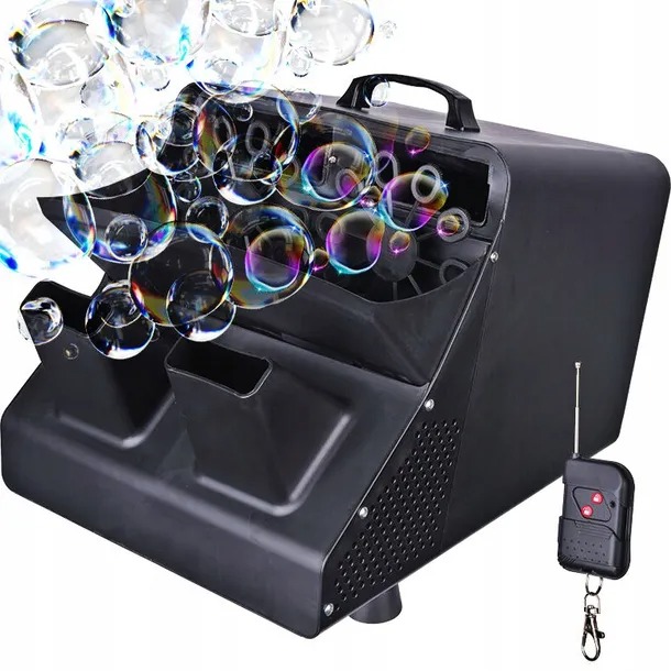 Czarna maszyna do baniek mydlanych z pilotem, wytwarzająca liczne tęczowe bańki w powietrzu.