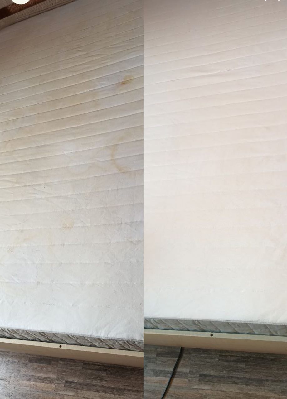 Materac z widoczną różnicą przed i po czyszczeniu: po lewej stronie zabrudzenia, po prawej czysta, biała powierzchnia. Widoczne pikowania.
