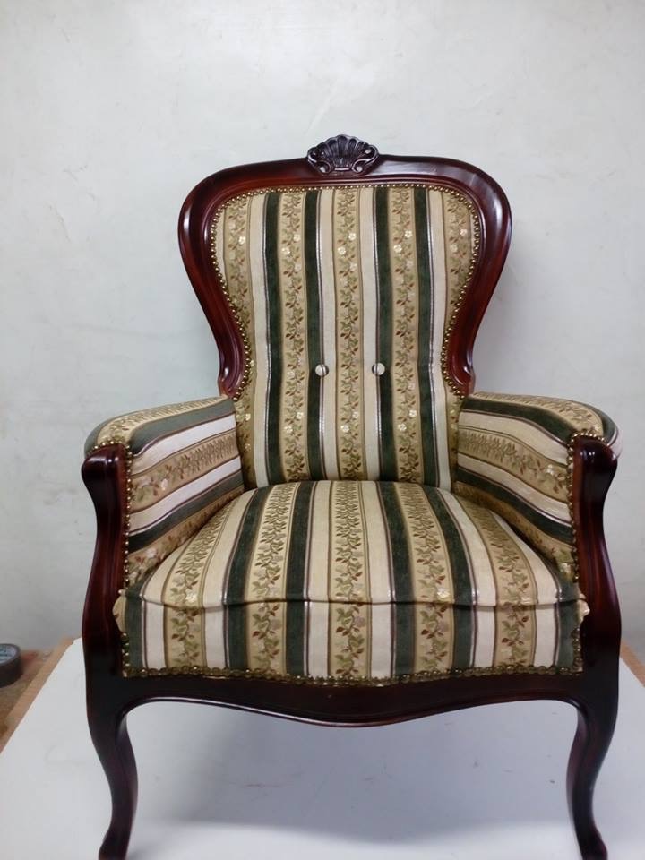 Mebelki , niektóre już po renowacji, niektóre przed jak wyglądały