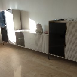 Składanie mebli z paczki