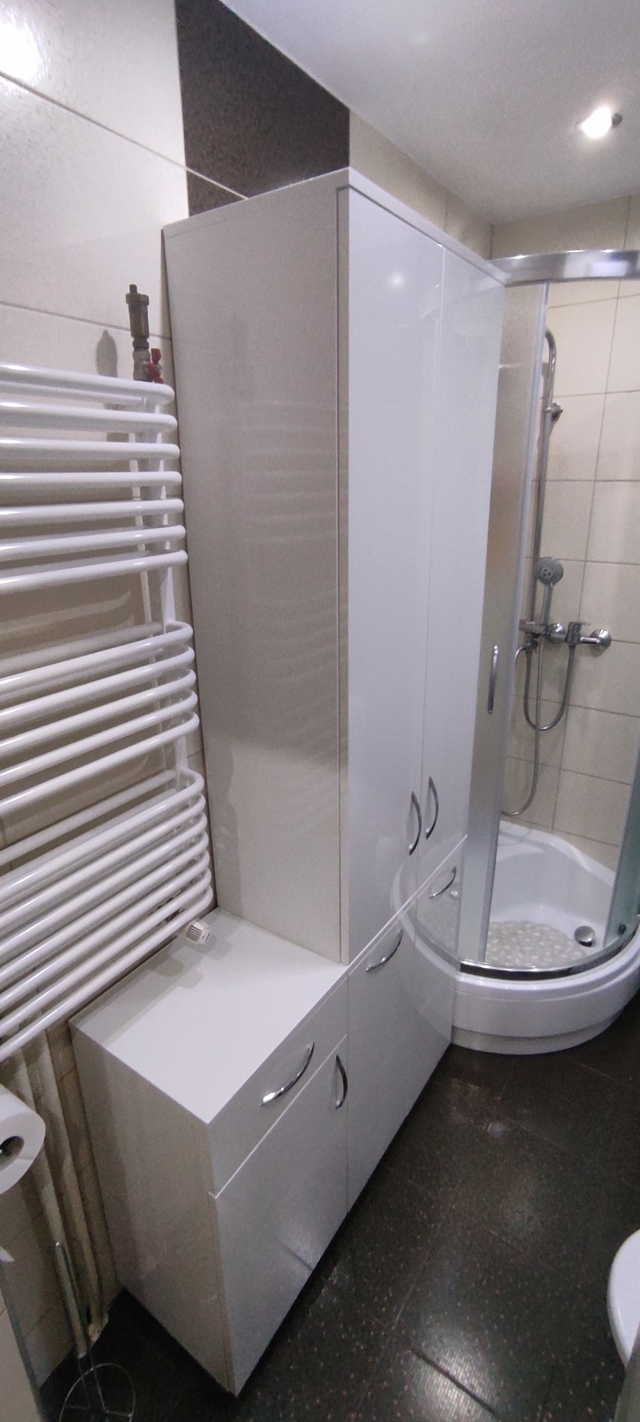 Biały połysk szafa łazienkowa