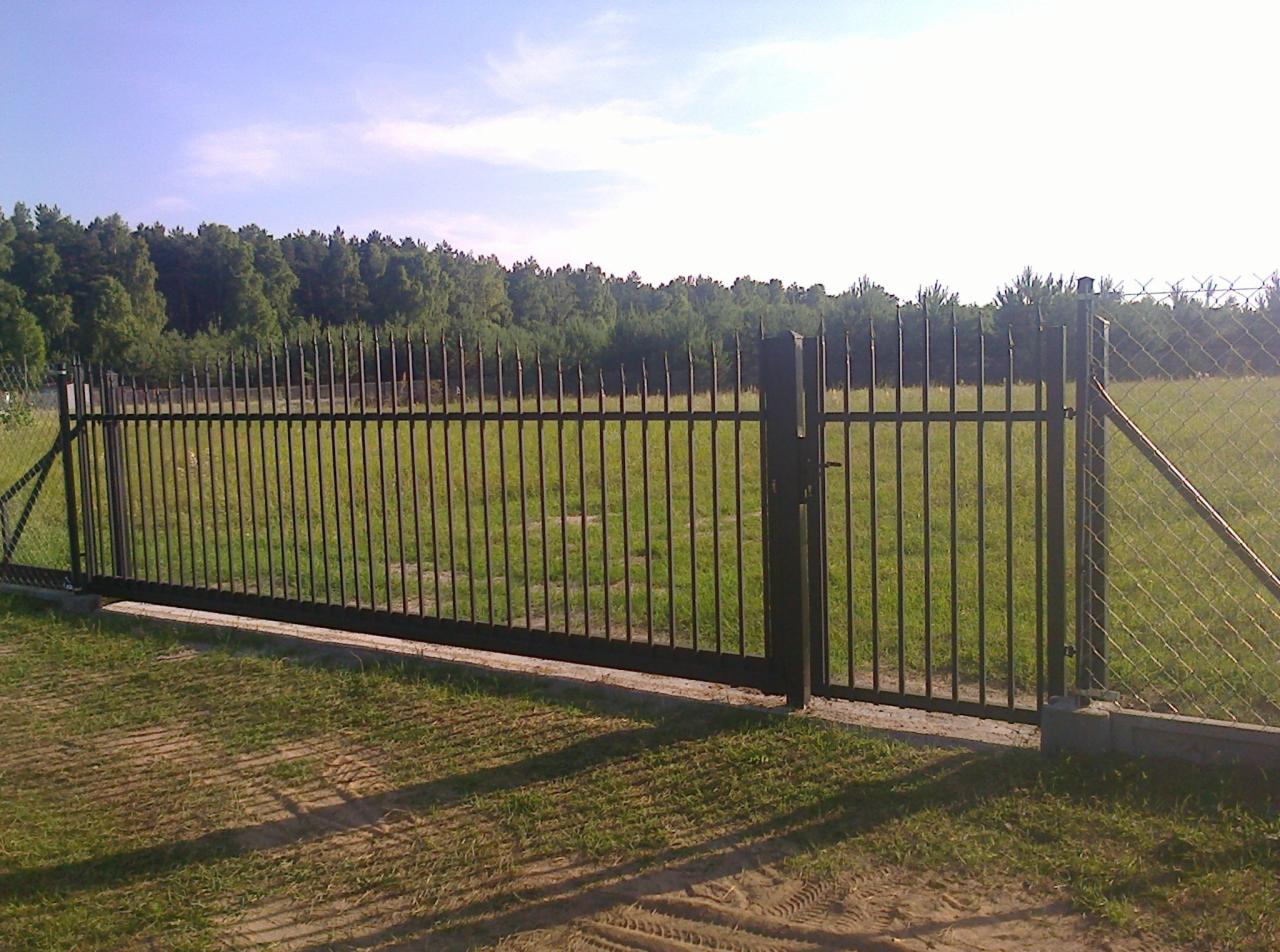 ogrodzenie z bramą przesuwną