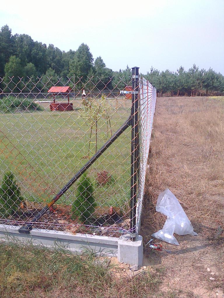 ogrodzenie z siatki , podmurówka systemowa