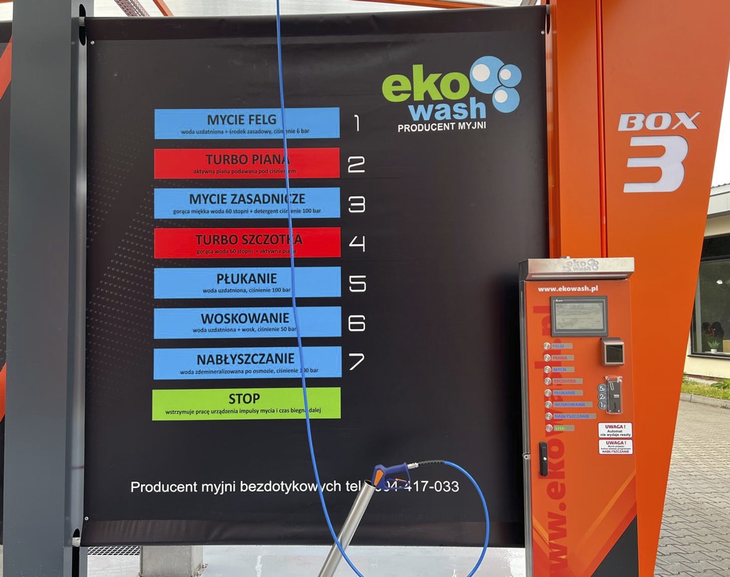 Panel sterowania myjni bezdotykowej Eko Wash z listą programów mycia: felg, turbo piana, mycie zasadnicze, turbo szczotka, płukanie, woskowanie, nabłyszczanie oraz dysza wysokociśnieniowa...
