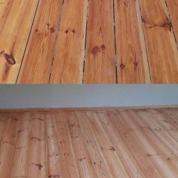 Viva Parkiet - Zdjęcie 'przed i po' prezentujące odnowioną drewnianą podłogę. Górna część ukazuje starą, zniszczoną powierzchnię, dolna - gładką, odświeżoną podłogę po renowacji.