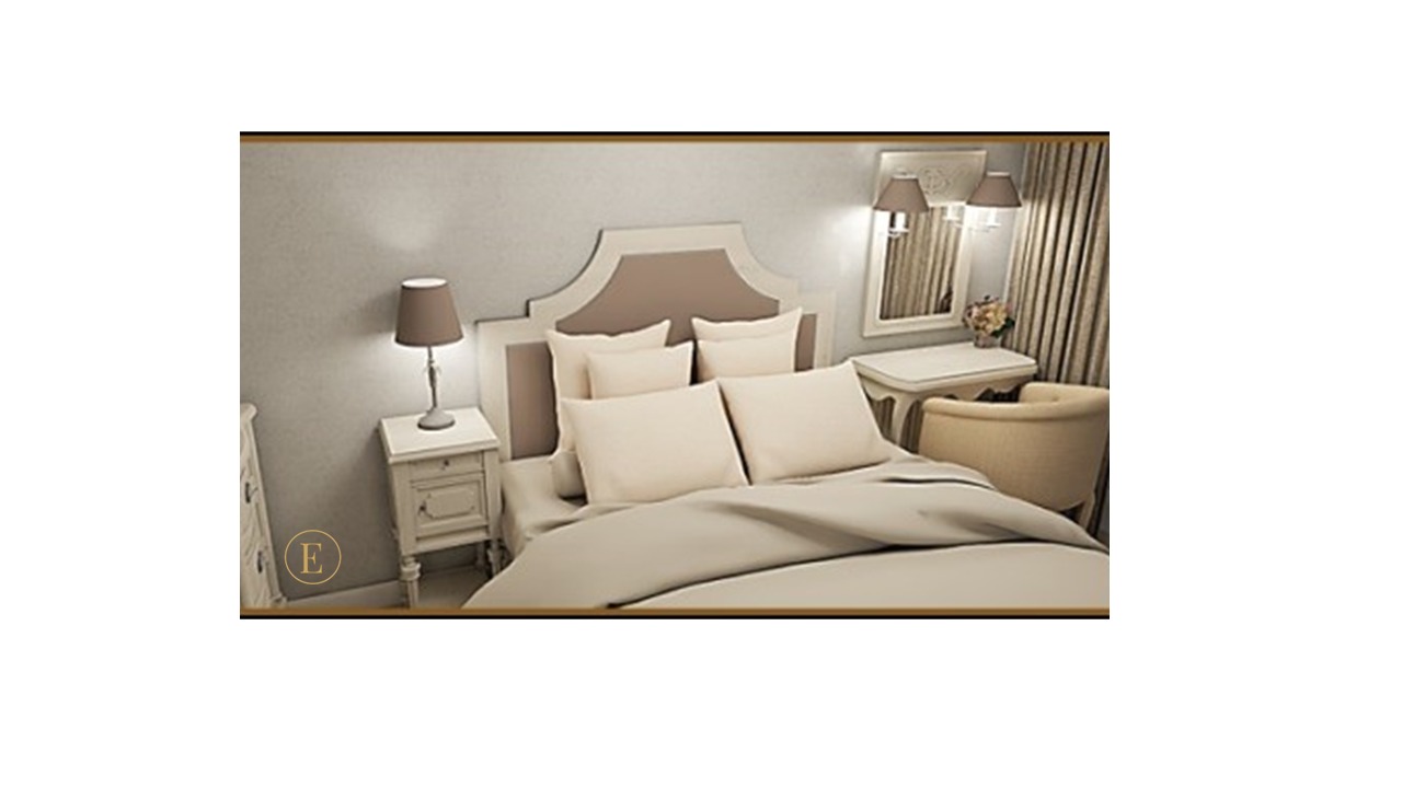 Elegancka sypialnia w odcieniach beżu i bieli. Klasyczne meble, lampka nocna i toaletka z lustrem. Stonowana kolorystyka i miękkie światło tworzą przytulną atmosferę.