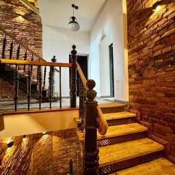 Piaskowanie cegły i stopnic + zabudowa na klatce schodowej. Malowanie/ lakierowanie elementów drewnianych.