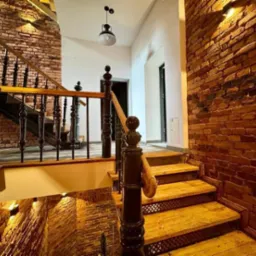 Piaskowanie cegły i stopnic + zabudowa na klatce schodowej. Malowanie/ lakierowanie elementów drewnianych.