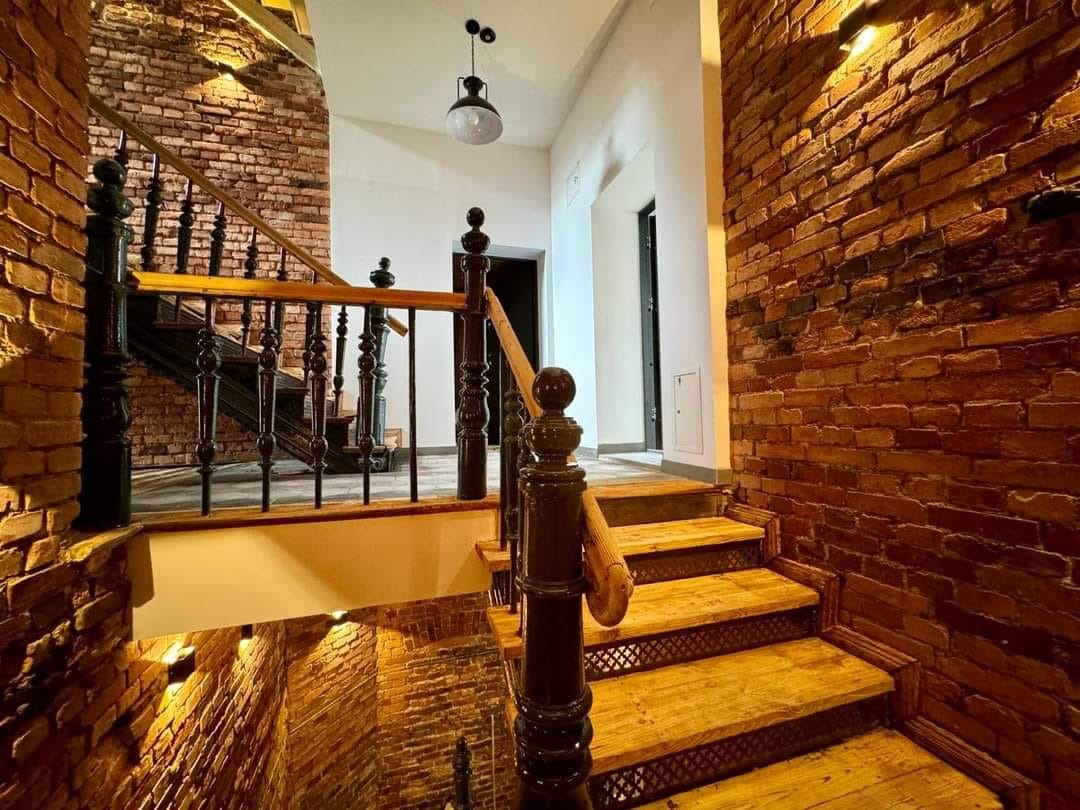 Piaskowanie cegły i stopnic + zabudowa na klatce schodowej. Malowanie/ lakierowanie elementów drewnianych.