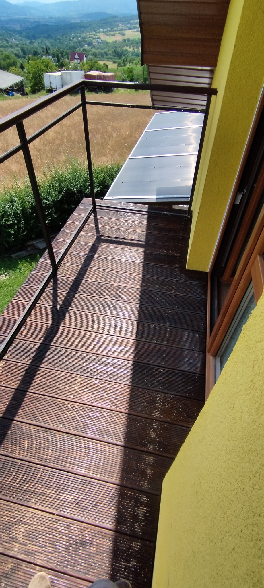 Podłoga na balkon modrzewiowa.