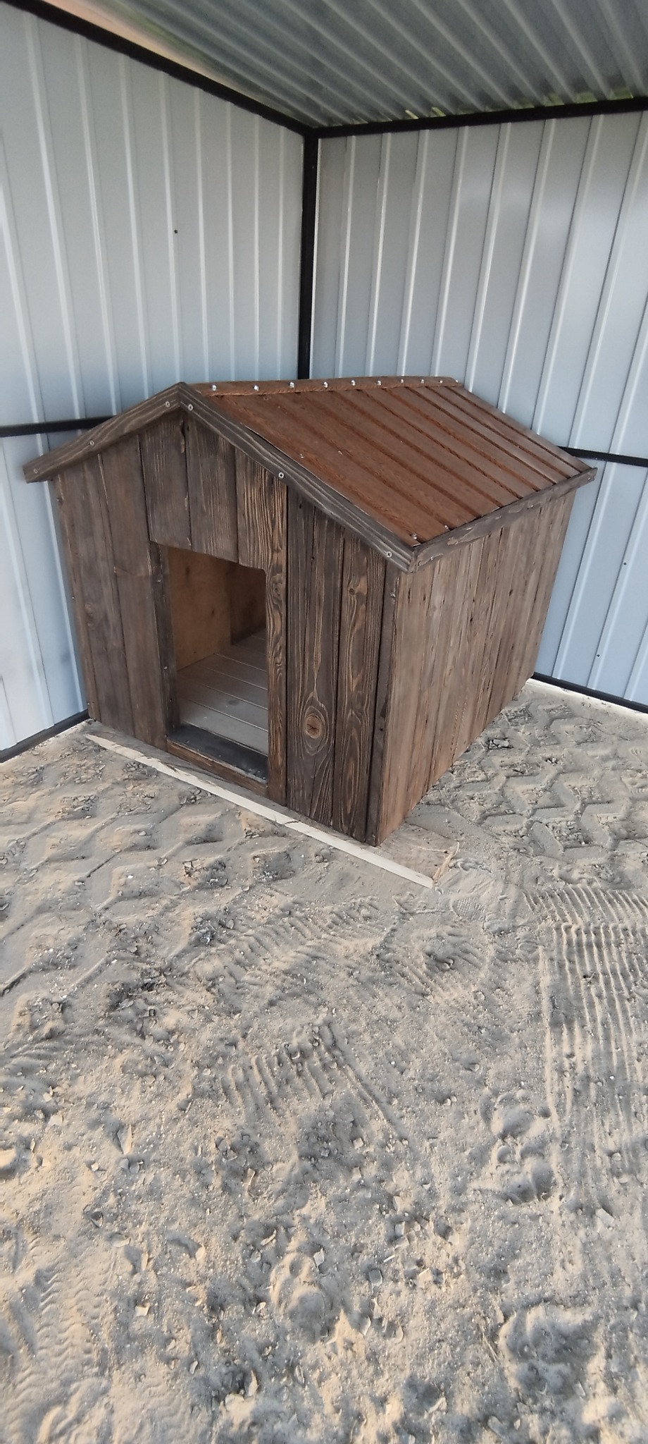 Buda dla psa ocieplana.