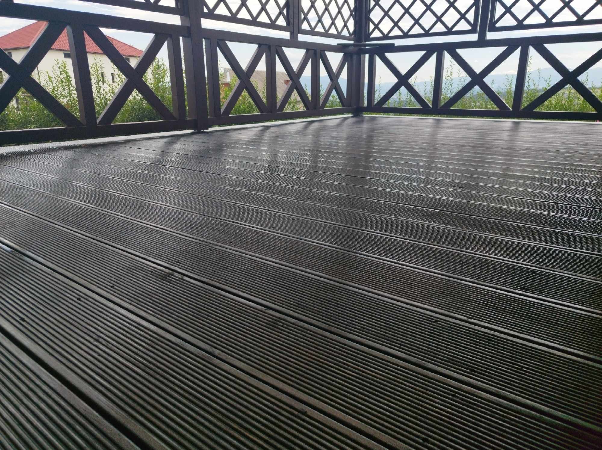 Podłoga tarasowa modrzewiowa.