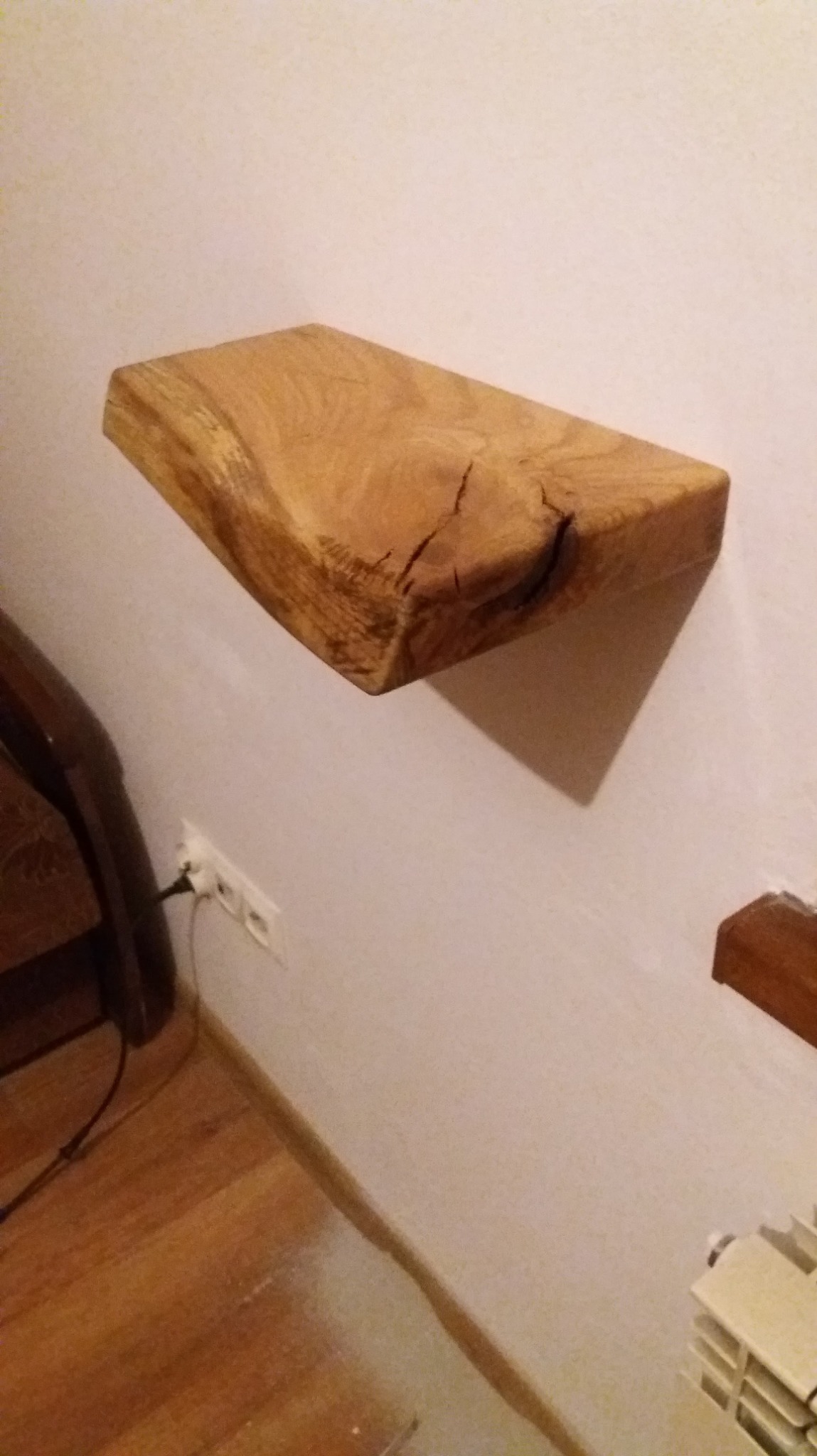 Półka dębowa z oflisem.