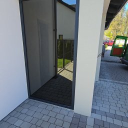 Zabudowa wiatrołapu witryną oraz drzwiami z naświetlem. 