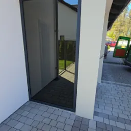 Zabudowa wiatrołapu witryną oraz drzwiami z naświetlem.