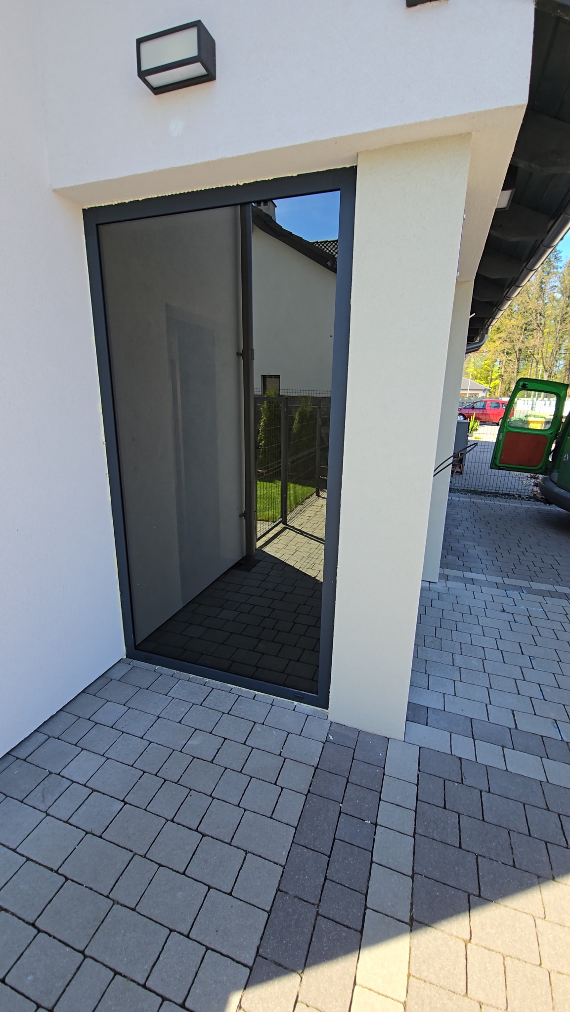 Zabudowa wiatrołapu witryną oraz drzwiami z naświetlem.