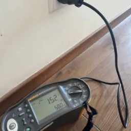 Pomiary elektryczne i wykrywanie usterek z instalacjach elektrycznych.