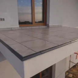 Wykończony taras z szarych płytek ceramicznych na zewnątrz budynku, widoczne okno z drewnianą ramą i fragment rusztowania.