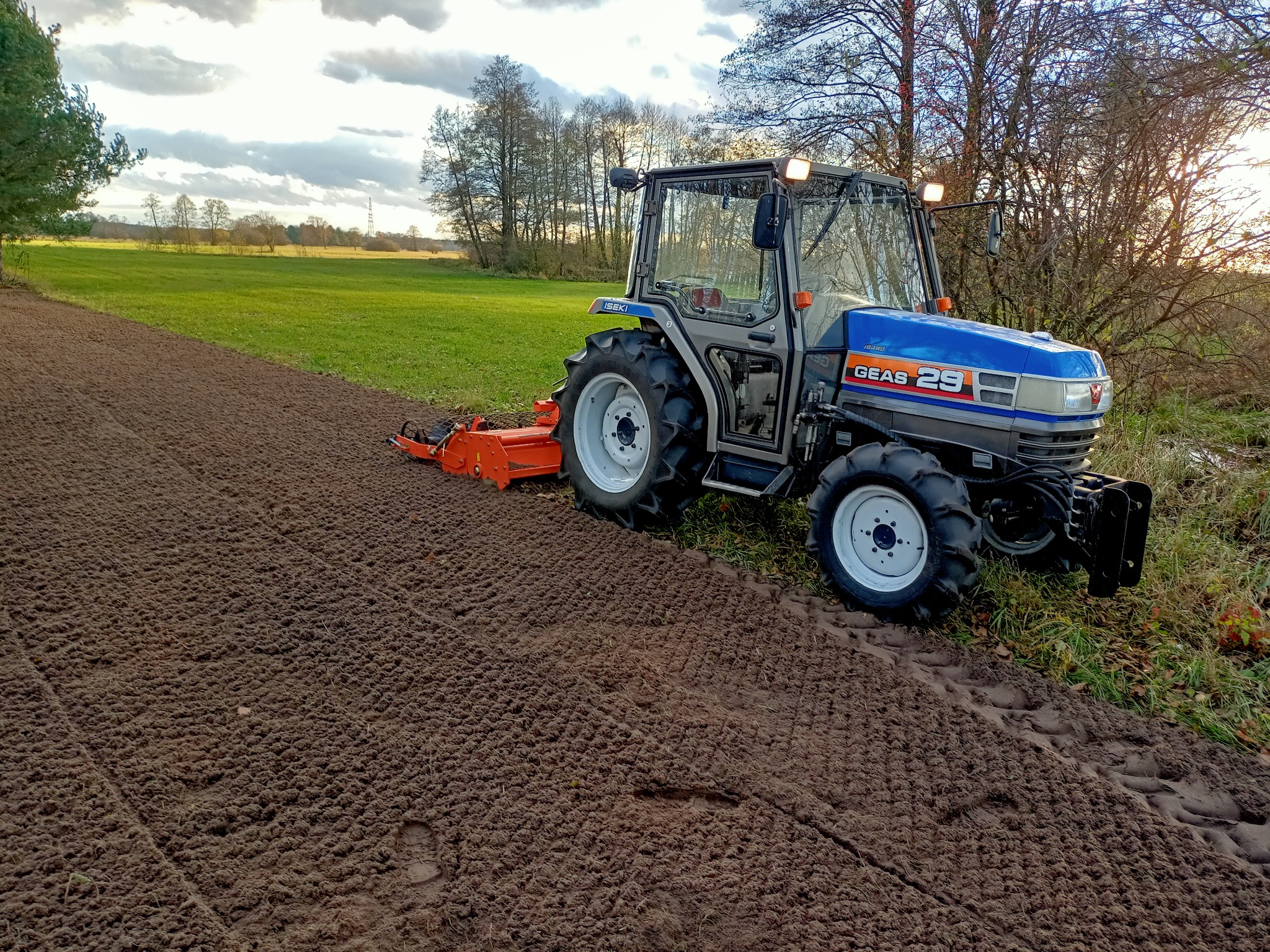 Uprawa gruntu glebogryzarka separacyjną pod trawnik