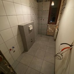 ACREO INTERNATIONAL SPÓŁKA Z OGRANICZONĄ ODPOWIEDZIALNOŚCIĄ - Łazienka w trakcie remontu.