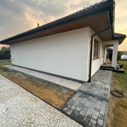 Opaska i podjazd wraz z odwodnieniem odprowadzonym do studni chłonnej 